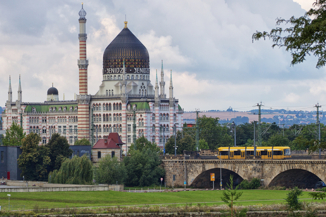 Die Yenidze und die gelbe Straßenbahn