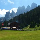 Die Zanser Alm mit den Geislerspitzen