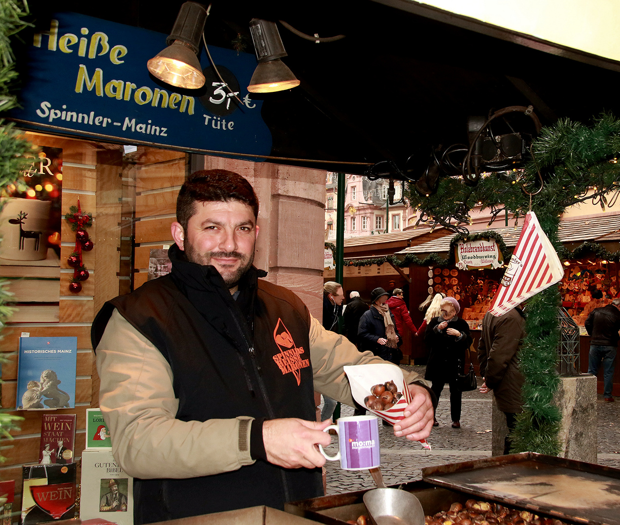 Die ZDF MoMa-Tasse auf dem Weihnachtsmarkt