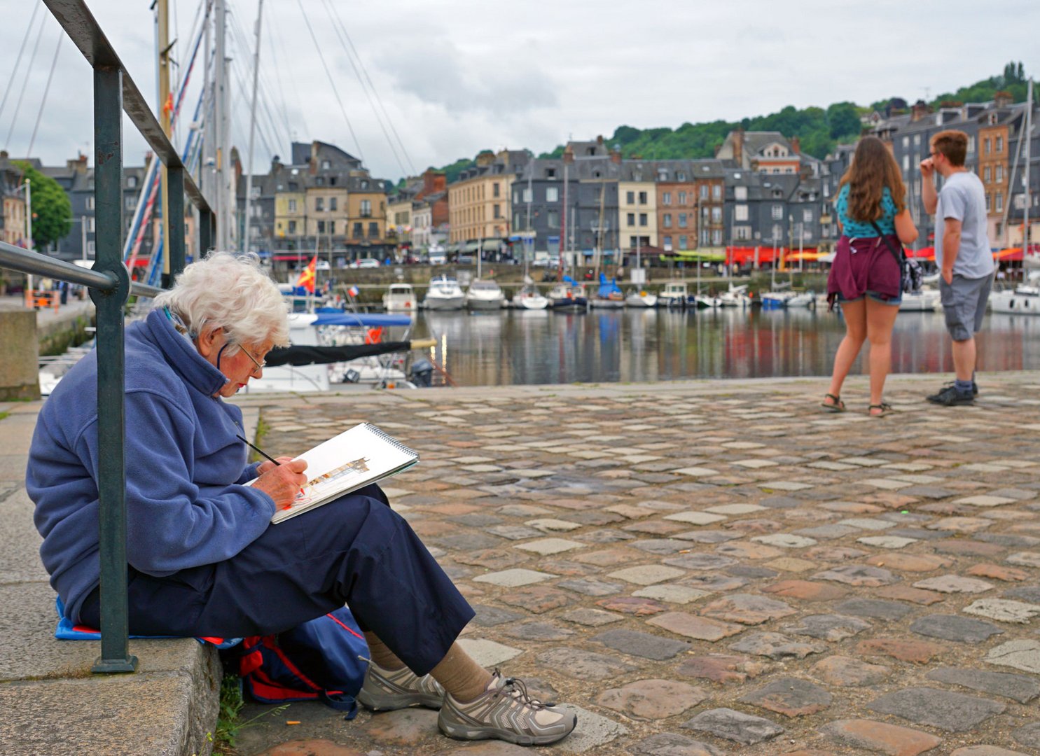 Die zeichnende Dame in Honfleur.