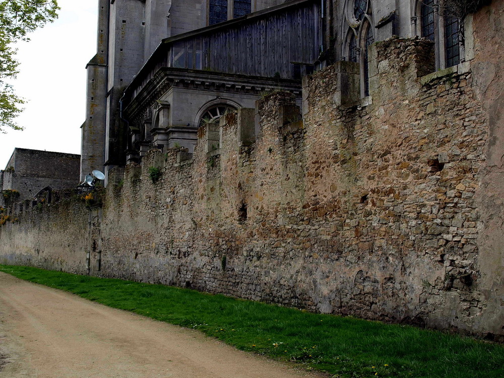 Die zerfallende Außenmauer einer Kathedrale in Toul/F