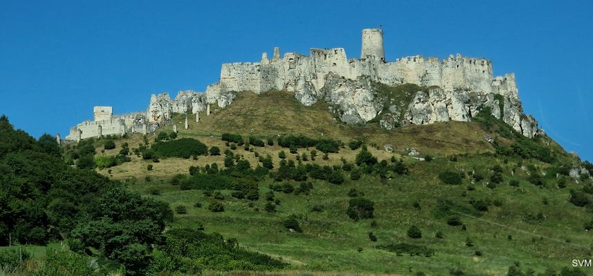 Die Zipser Burg an einem sonnigen Tag im Juli 2025