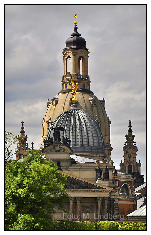 Die "Zitronenpresse" der Akademie und die Frauenkirche, Dresden