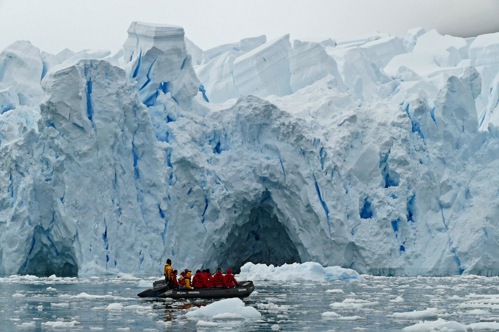 die Zodiac gleiten durch die Eiswelt