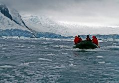 Die Zodiac`s gleiten durch die Bucht