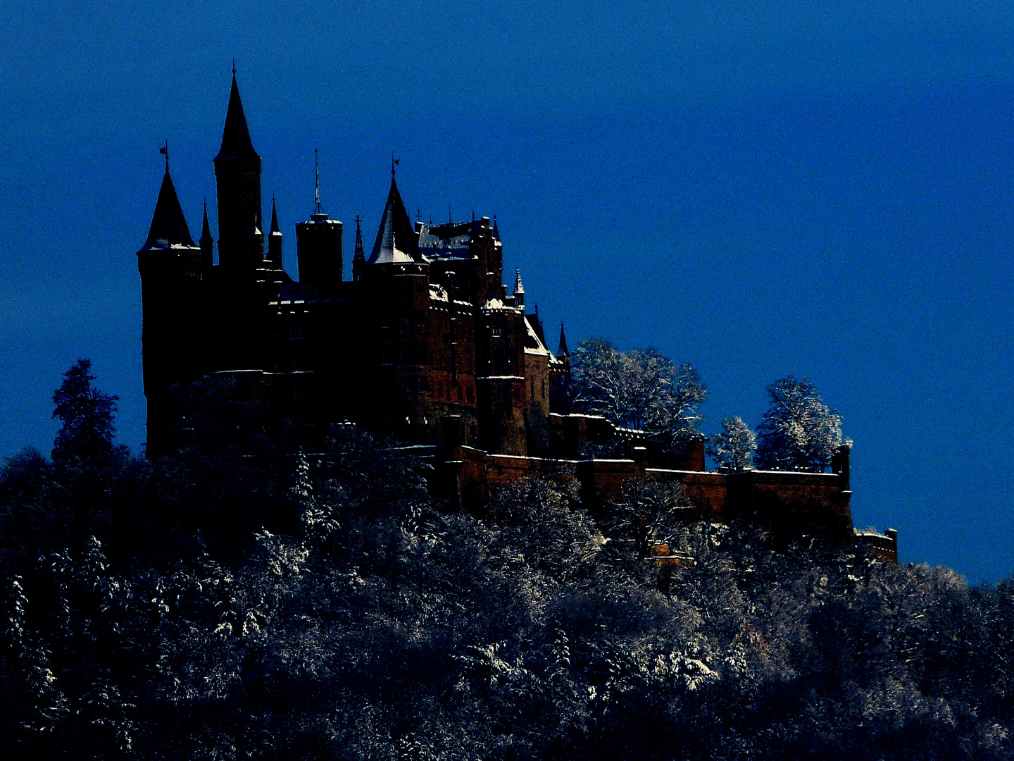 die Zollernburg am späten Winterabend