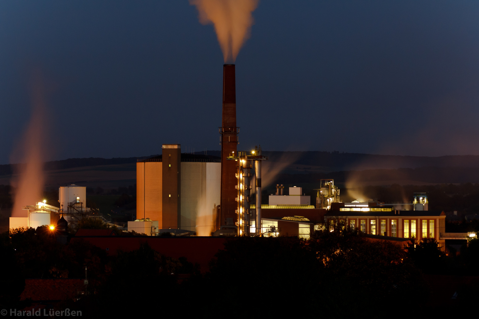 Die Zuckerfabrik Schladen während der abendlichen blauen Stunde (HDR)