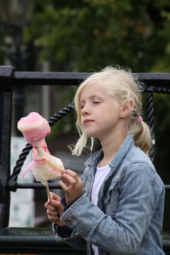 Die Zuckerwatte schmeckt