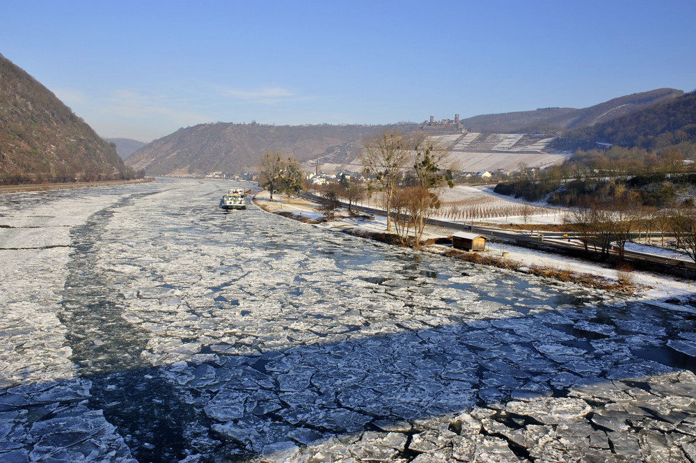 Die zugefrorene Mosel bei Alken