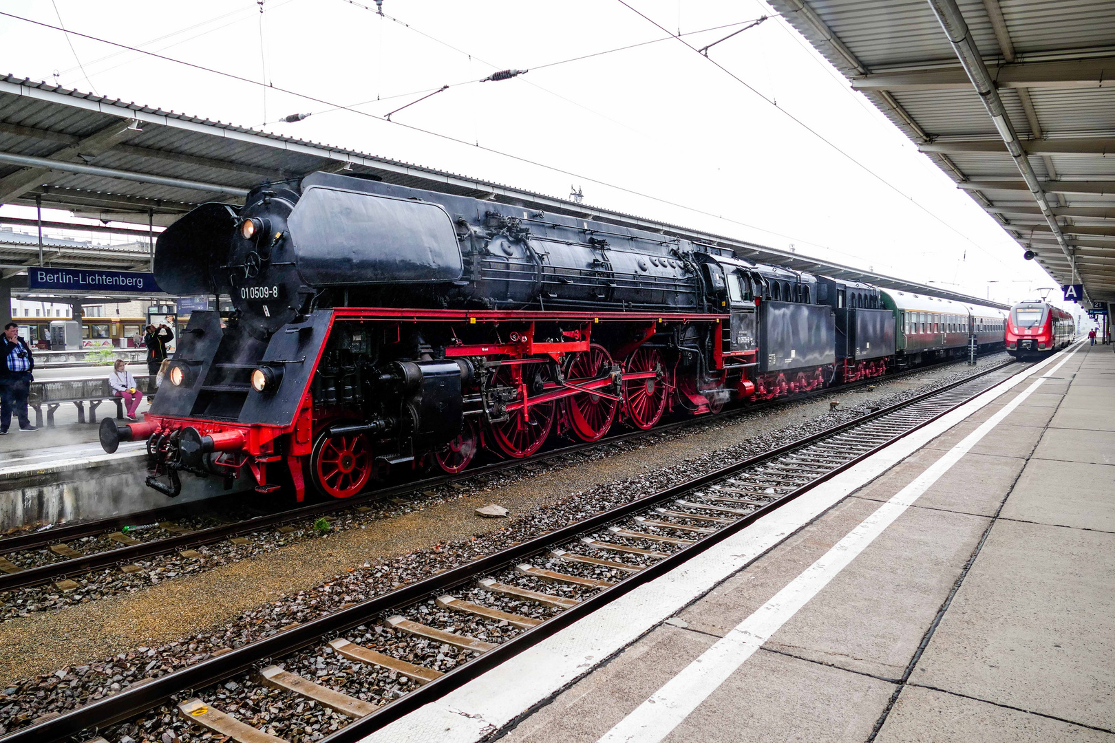 Die Zuglok 01 509-8 in Berlin-Lichtenberg beim Zwischenstopp