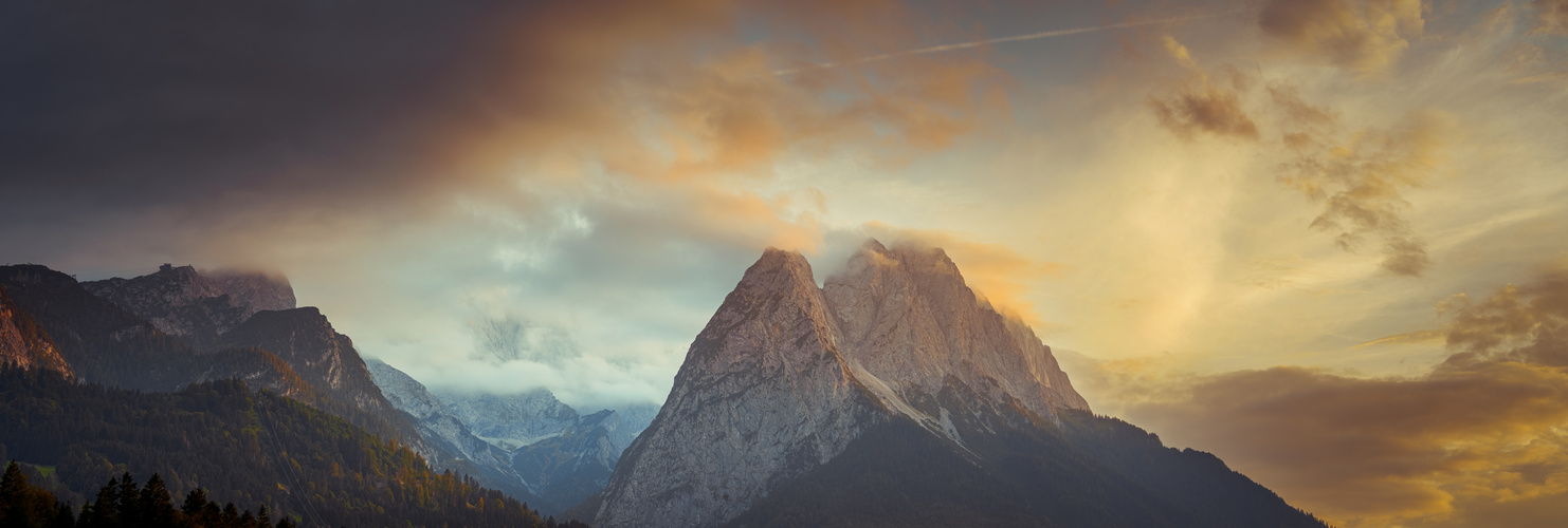 Die Zugspitze bei Sonnenuntergang