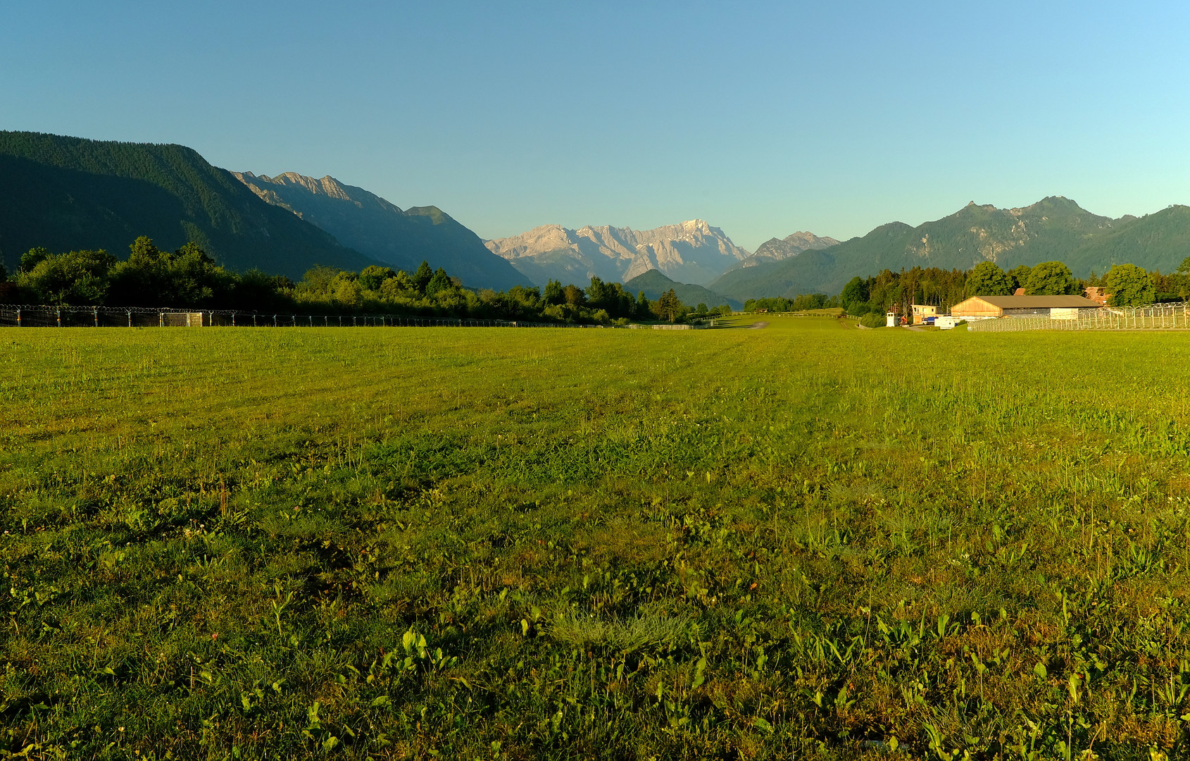 Die Zugspitze erwacht im Sonnenlicht