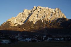 Die Zugspitze glänzt über Ehrwald (Österreich)