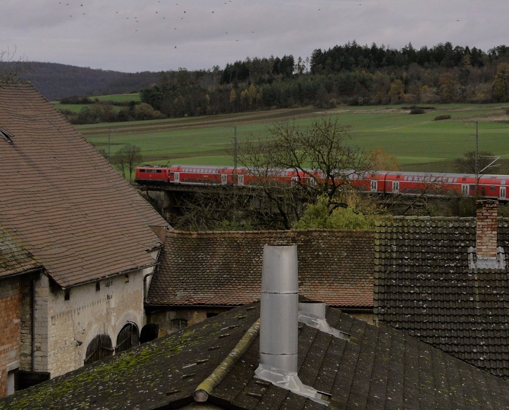 Die Zugvögel fliegen in Zugrichtung ..