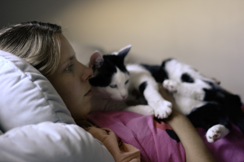 Die zwei Mädls kuschelnd vor dem Fernseher