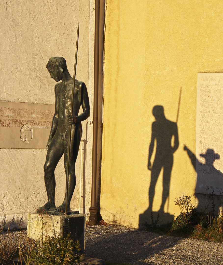 Die zweifelhaften Schatten der Statue