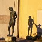Die zweifelhaften Schatten der Statue