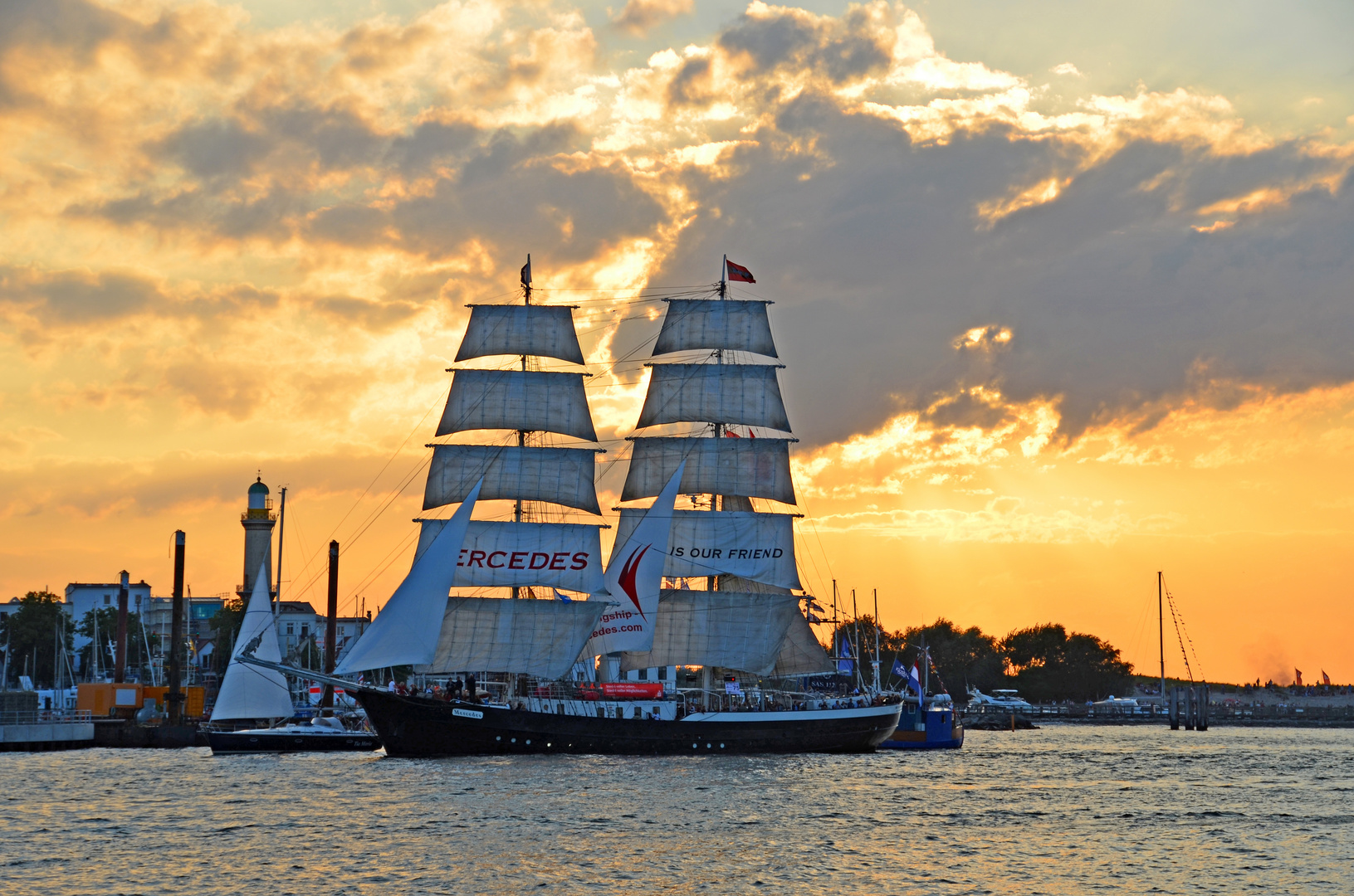 Die Zweimast-Brigg "Mercedes" läuft zur Hanse Sail 2014 ein