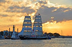 Die Zweimast-Brigg "Mercedes" läuft zur Hanse Sail 2014 ein