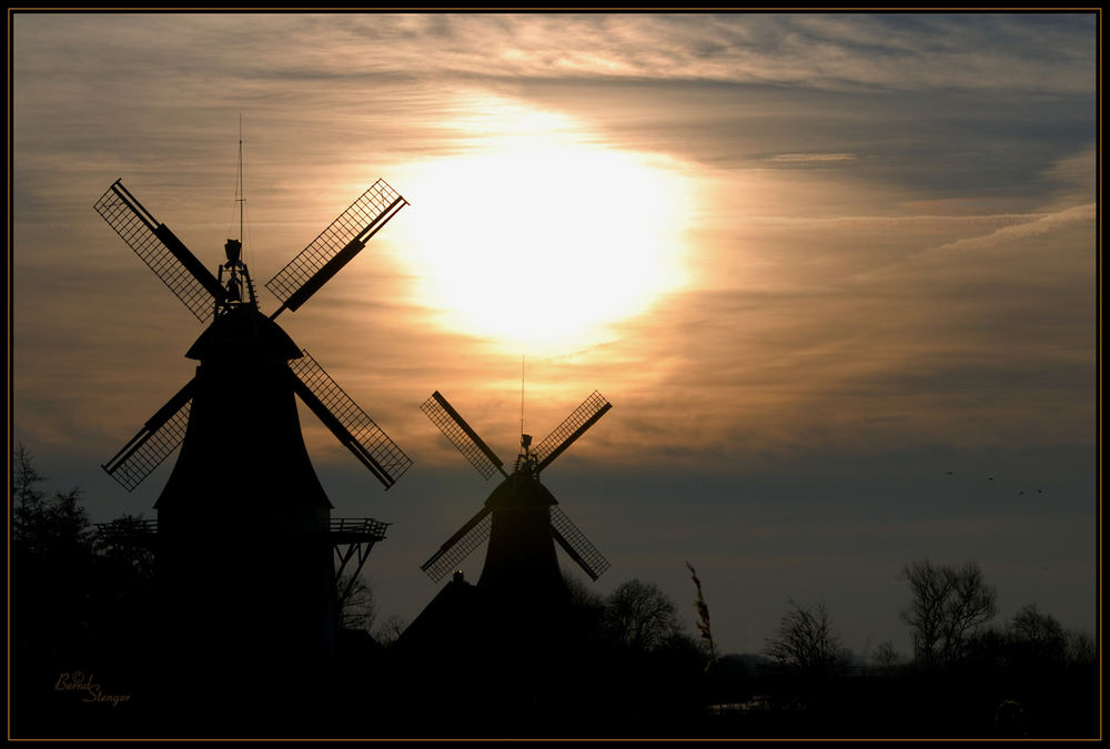 Die Zwillinge von Greetsiel im Gegenlicht