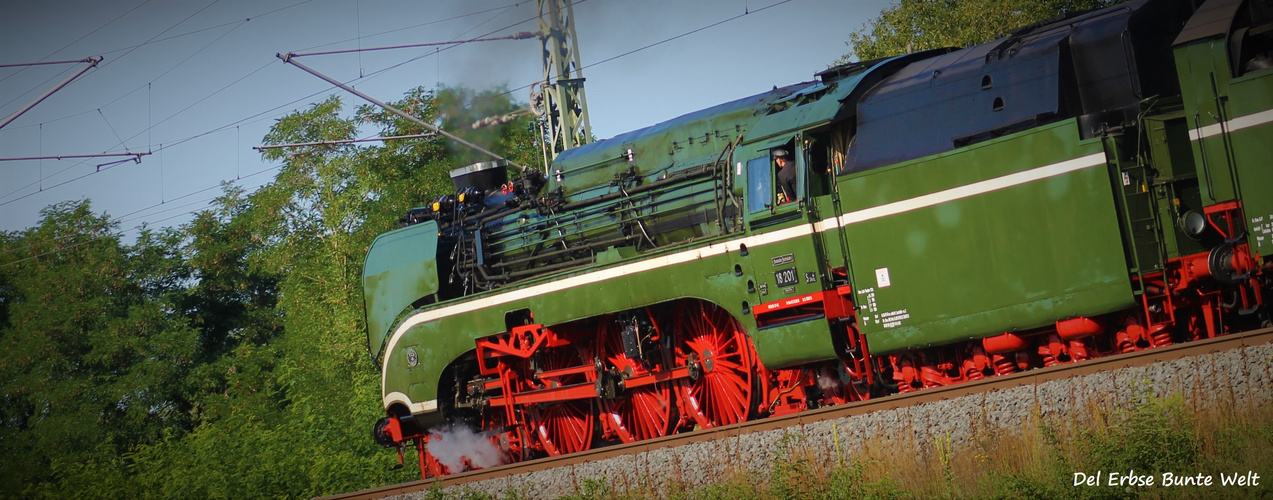 dien 18 201 zwischen Bitterfeld und Muldenstein auf den weg zu den Störtebeker Festspielen. 