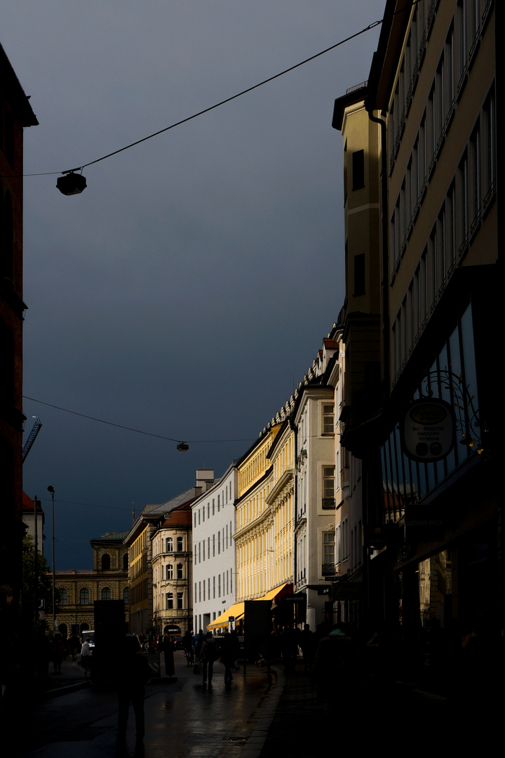 Dienerstrasse München im Abendlicht nach Regenschauer