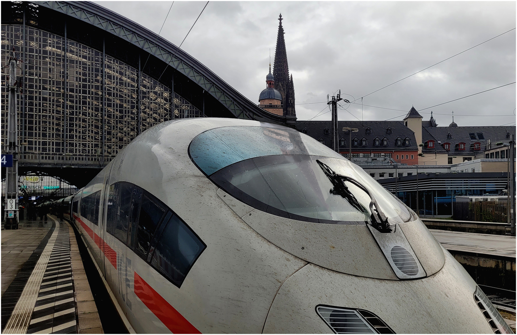 Dienstag 12:05 h: Der ICE vor'm Kölner Dom