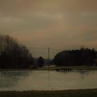 Dienstag ist Spiegeltag : Bäüme und Himmel im Abendlicht auf der Eisfläche im Teich