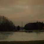 Dienstag ist Spiegeltag : Bäüme und Himmel im Abendlicht auf der Eisfläche im Teich