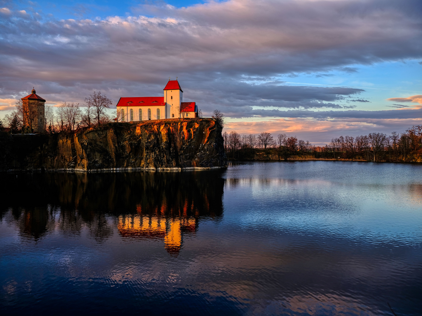 Dienstag ist Spiegeltag: Bergkirche im Abendlicht