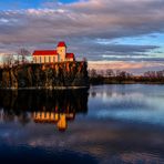 Dienstag ist Spiegeltag: Bergkirche im Abendlicht