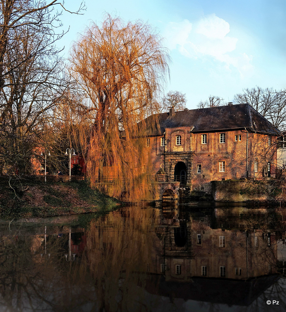 Dienstag ist Spiegeltag: Blick auf den Zugang zum Schloss Rheydt ...