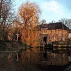 Dienstag ist Spiegeltag: Blick auf den Zugang zum Schloss Rheydt ...