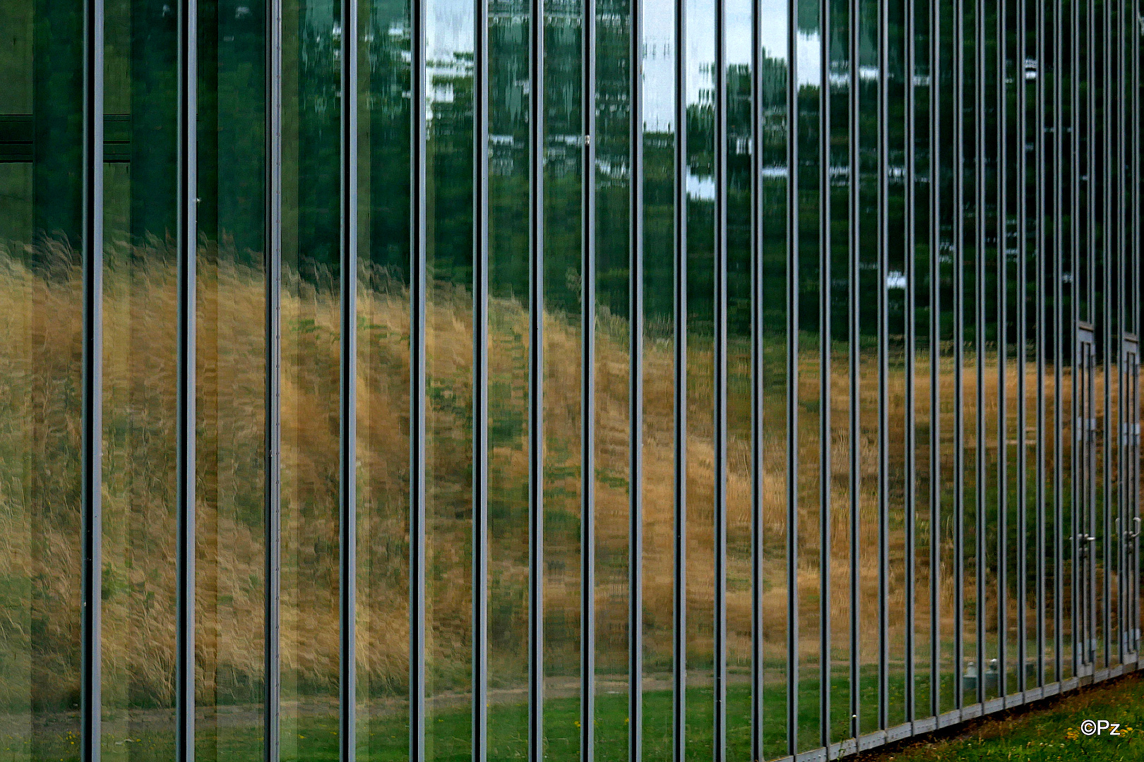 Dienstag ist Spiegeltag: Blick auf die seitliche Glasfläche der Langenfoundation ...