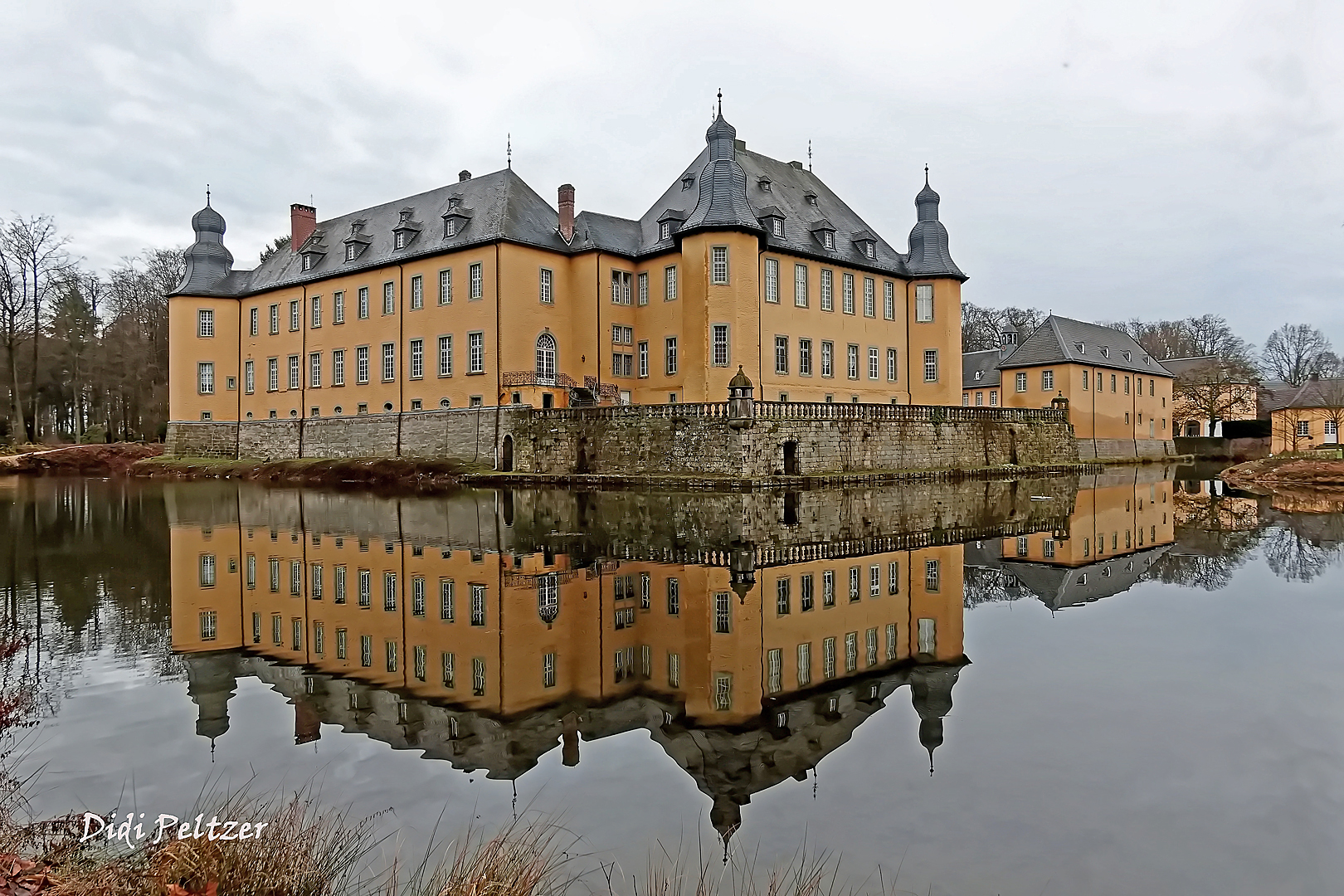 Dienstag ist Spiegeltag: Blick auf´s Herrenhaus von Schloss Dyck ...