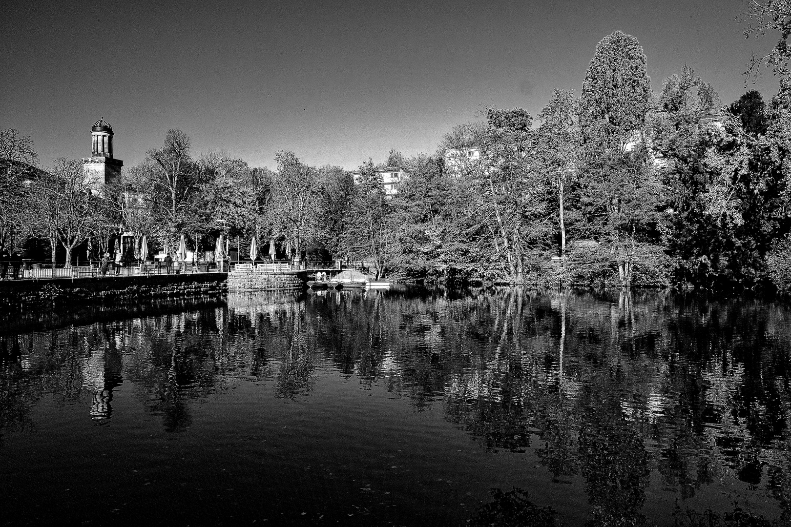 Dienstag ist Spiegeltag - Bootsverleih Kurpark Wiesbaden -monochrome-