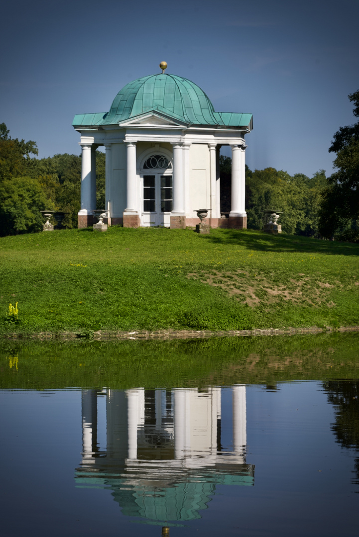 Dienstag ist Spiegeltag  Der Tempel in der Karlsaue in Kassel 