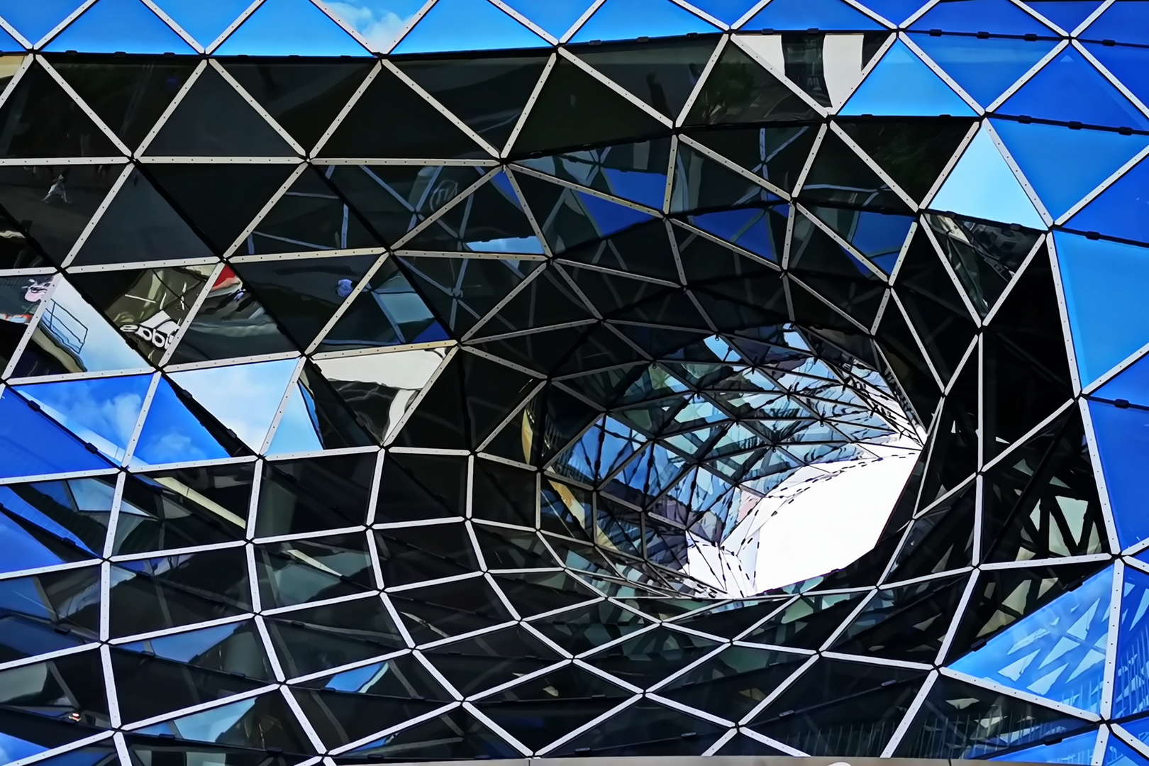 Dienstag ist Spiegeltag - die Außenfassade vom Kaufhaus MyZeil in Frankfurt