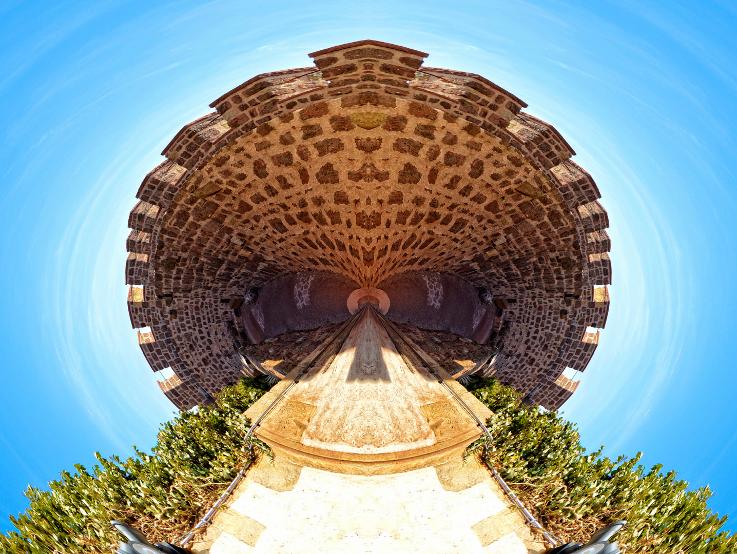 Dienstag ist Spiegeltag - Digitales Spiegelexperiment mit einem Foto von der Wartburg