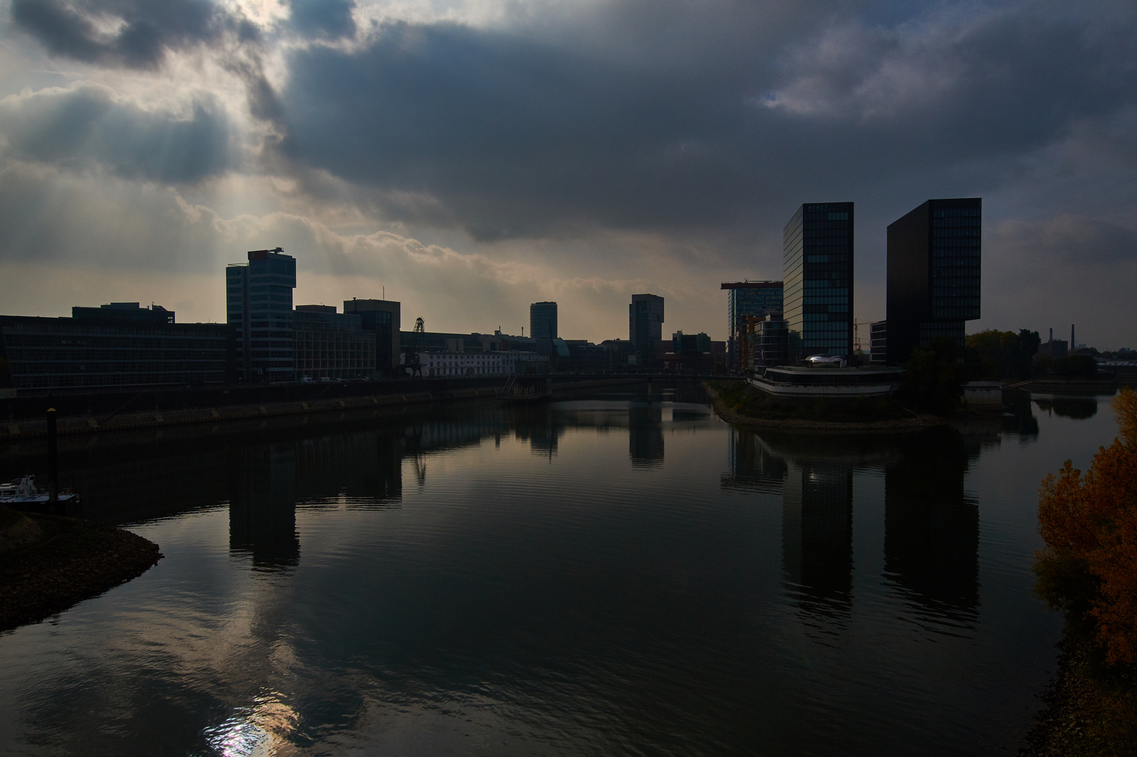 Dienstag ist Spiegeltag Düsseldorf Medienhafen