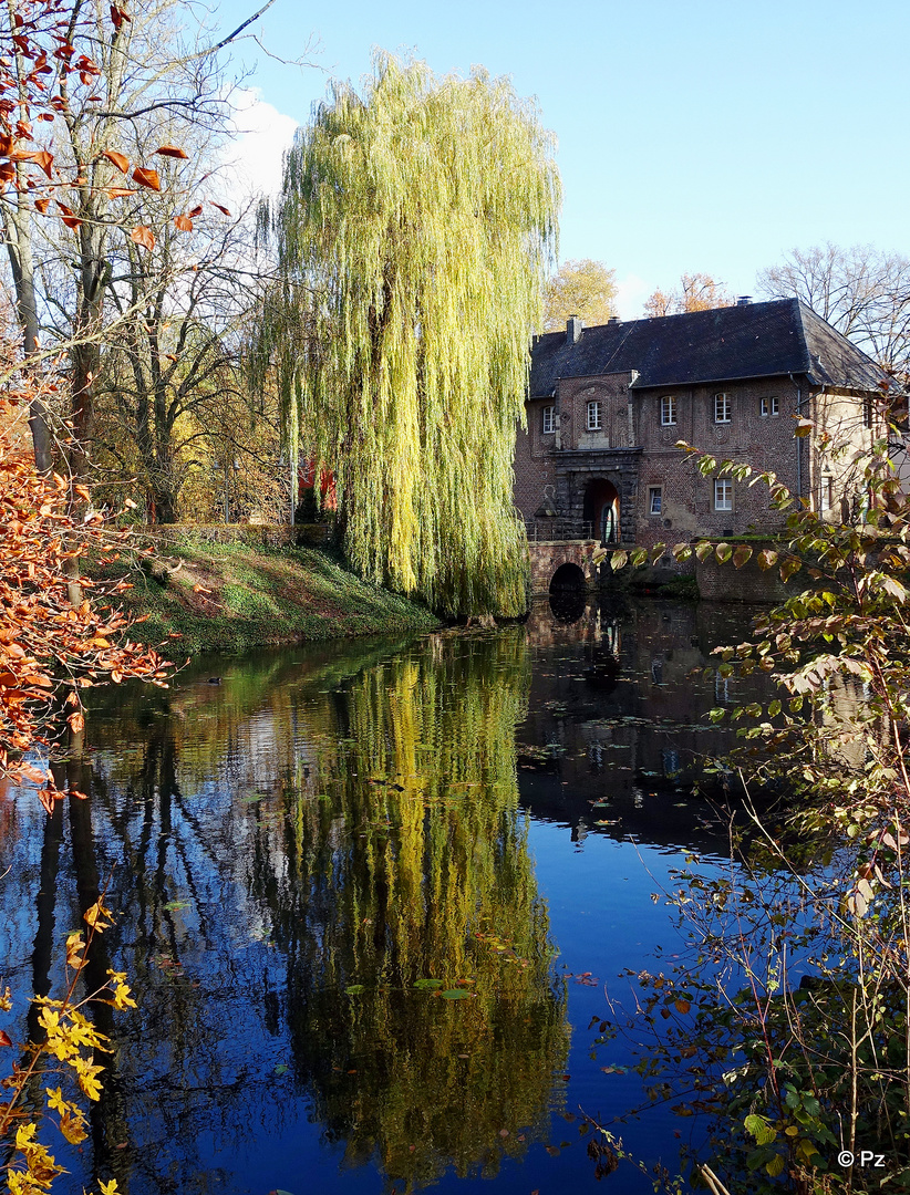 Dienstag ist Spiegeltag: Eingang zum Schloss Rheydt ...