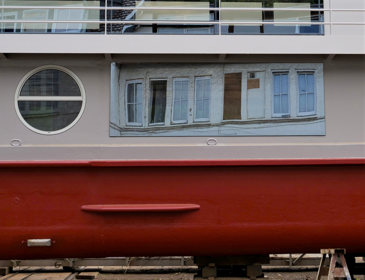 Dienstag ist Spiegeltag:  Fahrgastschiff auf Trockendock