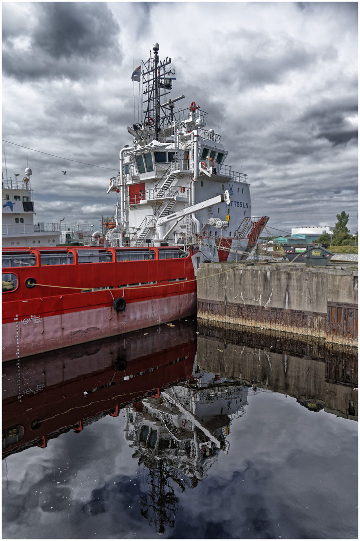 Dienstag ist Spiegeltag Foto - MS Vos Precious im Hafen