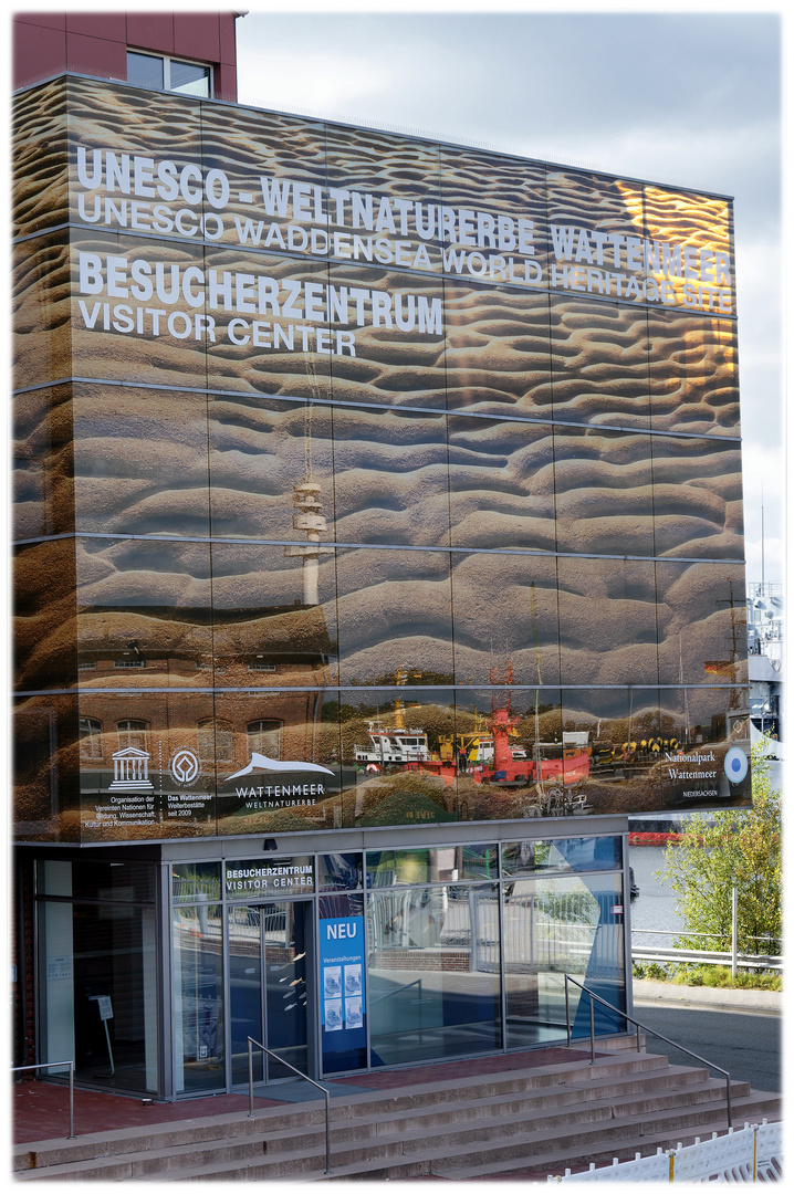 Dienstag ist Spiegeltag - Hafen und Fernmeldeturm spiegeln sich in der Wattenmeer-Fassade