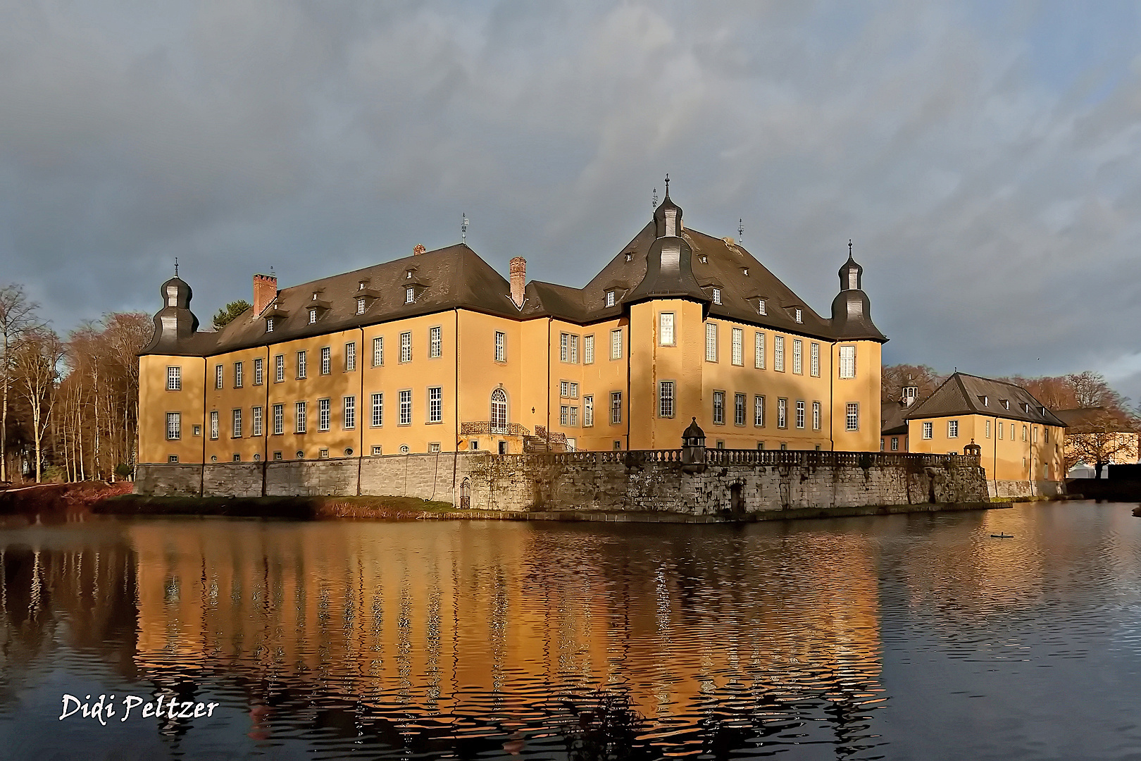 Dienstag ist Spiegeltag: Herbstlicher Blick auf das Herrenhaus von Schloss Dyck ...