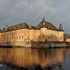 Dienstag ist Spiegeltag: Herbstlicher Blick auf das Herrenhaus von Schloss Dyck ...
