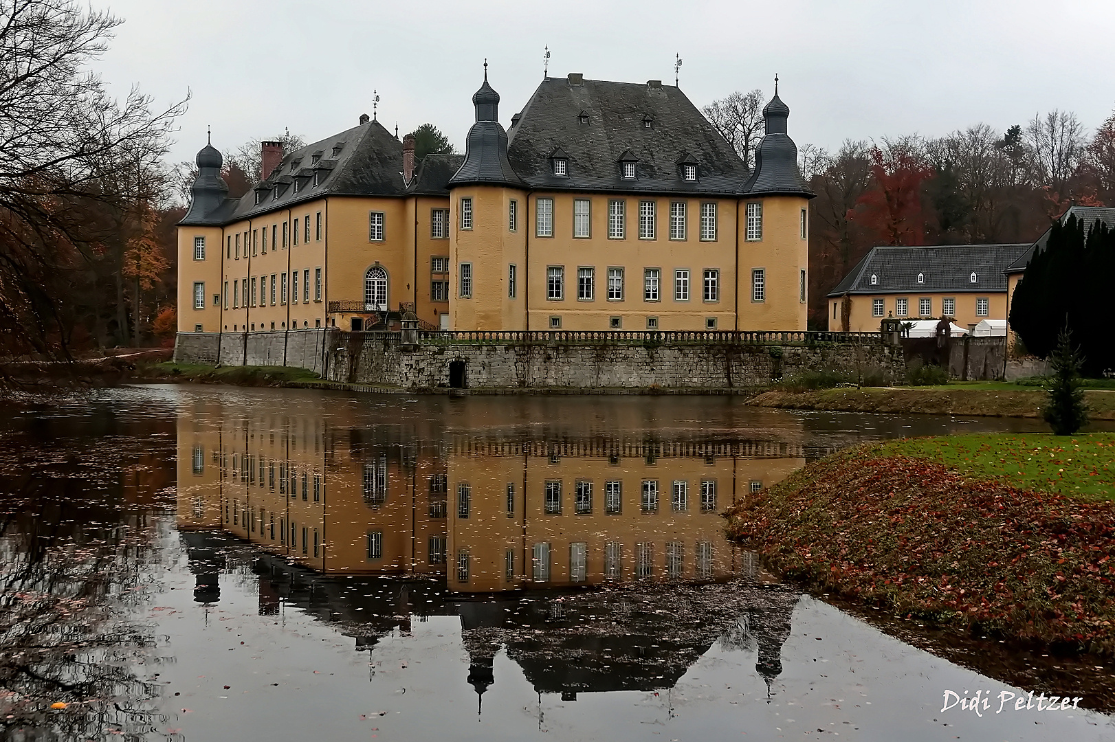 Dienstag ist Spiegeltag: Herbstlicher Blick auf das Herrenhaus von Schloss Dyck ...