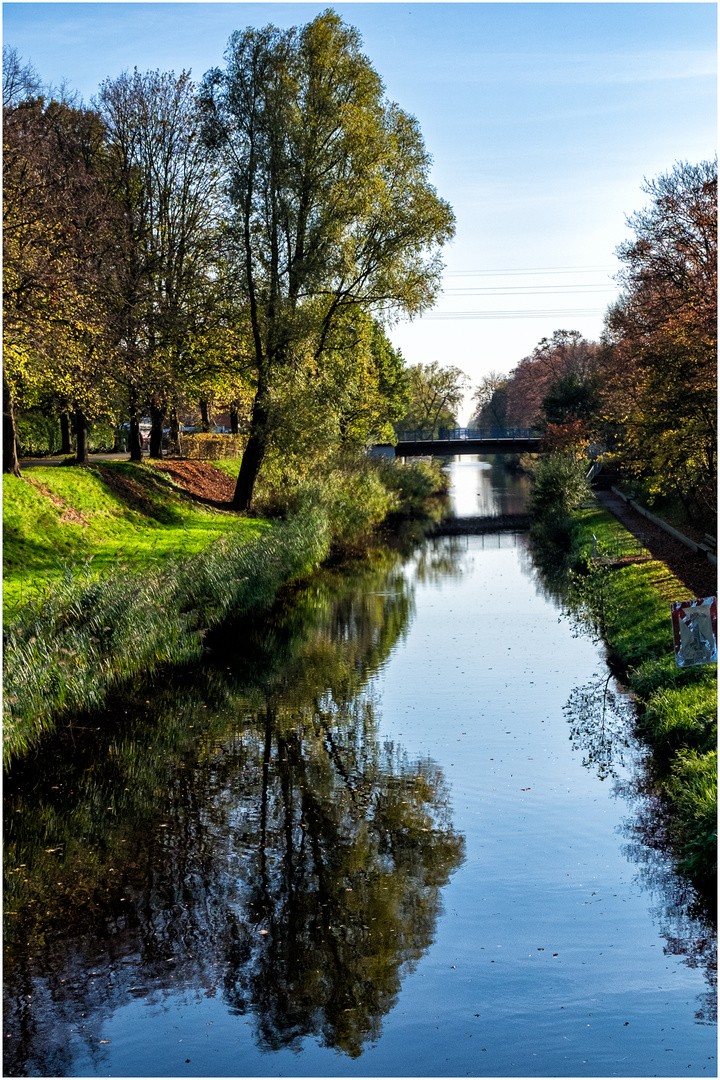 Dienstag ist Spiegeltag - Herbststag am Kanal