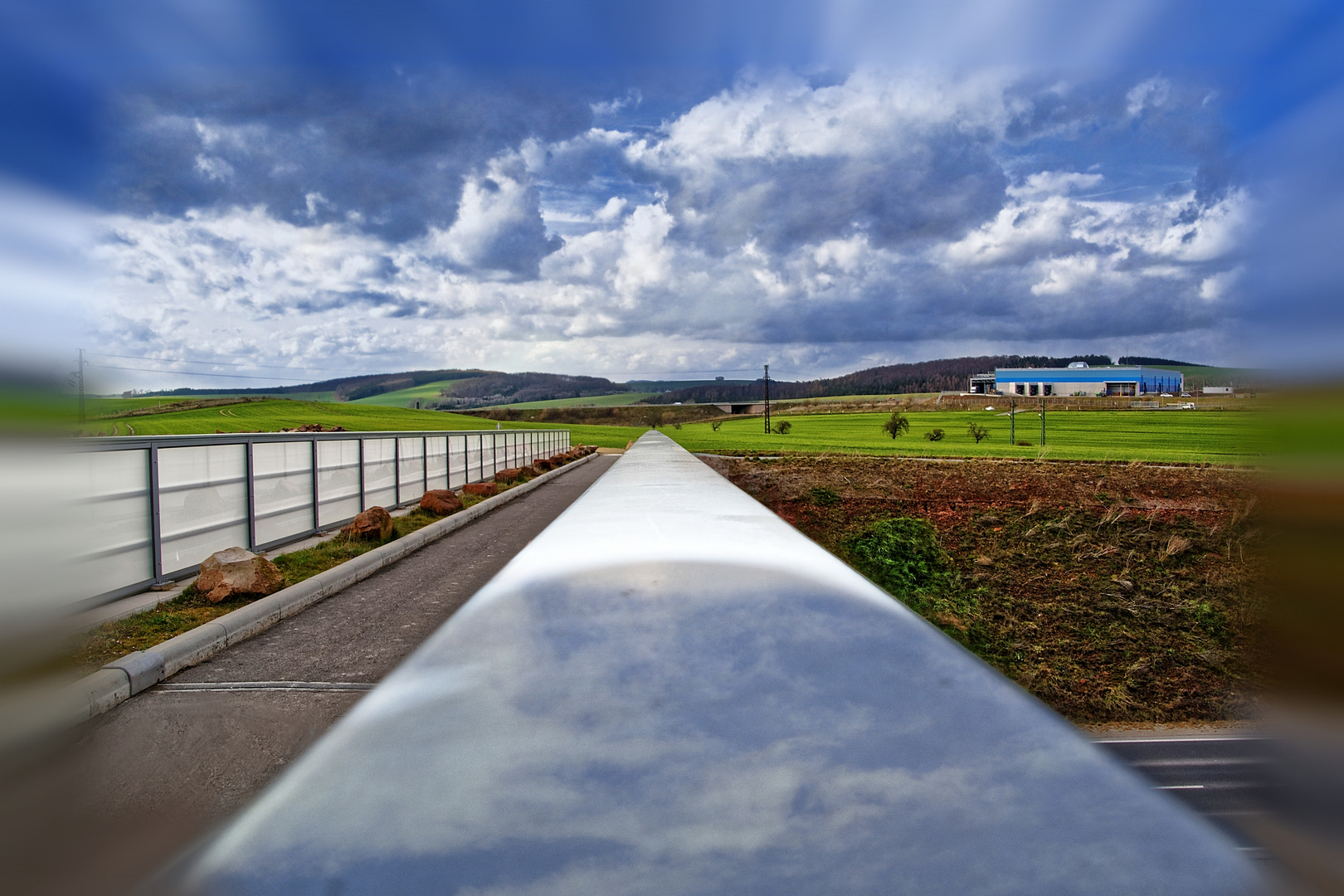 Dienstag ist Spiegeltag - Himmelsspiegelung auf dem Handlauf Übergang Westzubringer