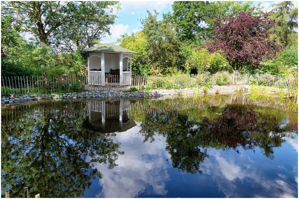 Dienstag ist Spiegeltag - Hütte am Teich